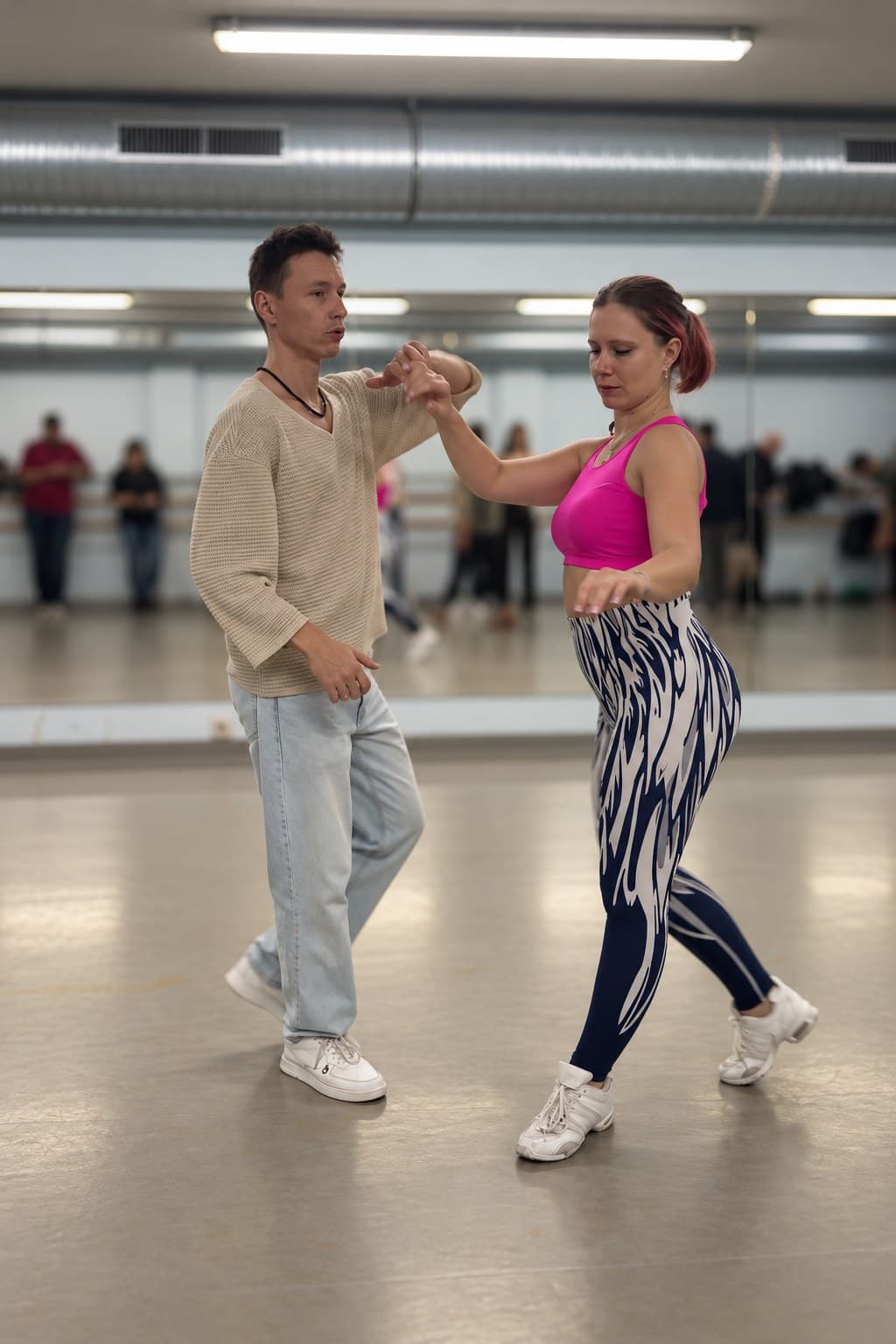 Aula de bachata no estúdio com Aleks e Dasha
